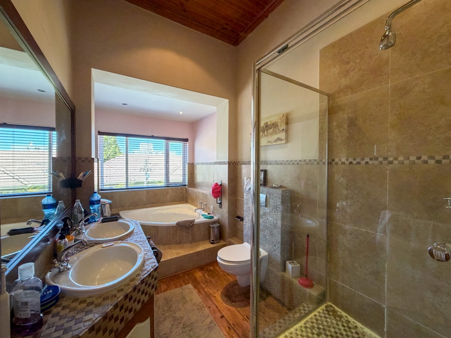 6 Bedroom Property for Sale in Green Point Western Cape